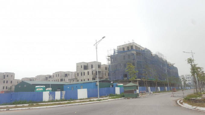 Trong khi thời gian hoàn thành của dự án đường nối Nguyễn Xiển - Xa La vẫn còn là một ẩn số, hàng loạt biệt thự, nhà cao tầng trong khu đô thị The Manor Central Park hoàn vốn cho dự án này đã mọc lên và đang được hoàn thiện với tốc độ chóng mặt.