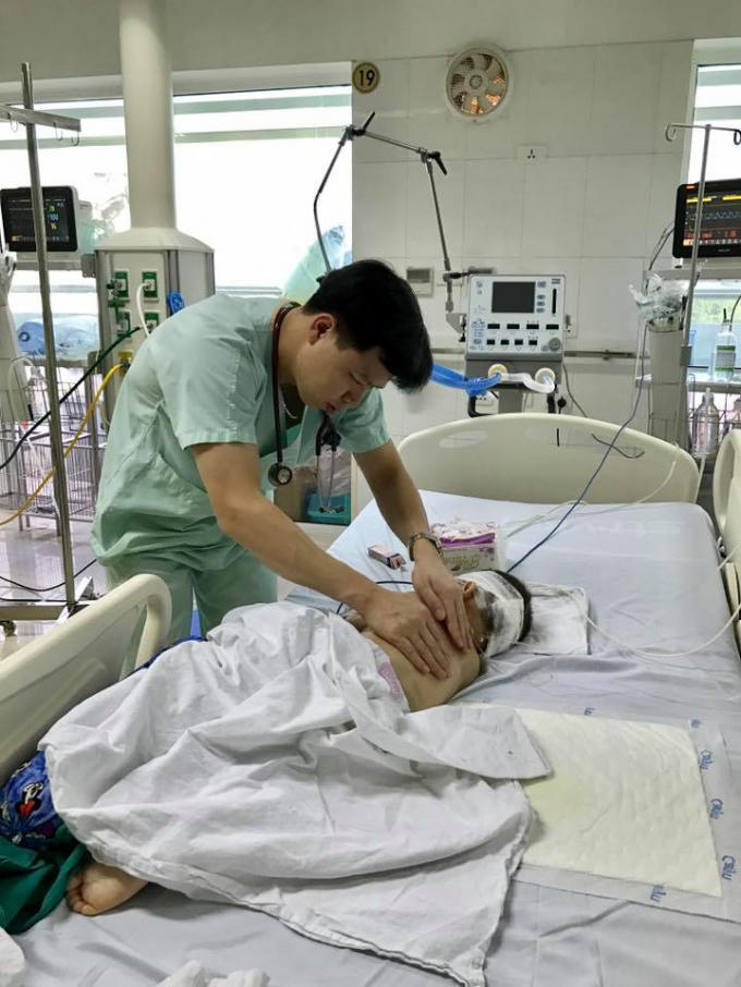 Hiện tại bệnh nhi đang được chăm sóc hồi sức tích cực sau mổ và dần ổn định sức khỏe. Ảnh BSCC