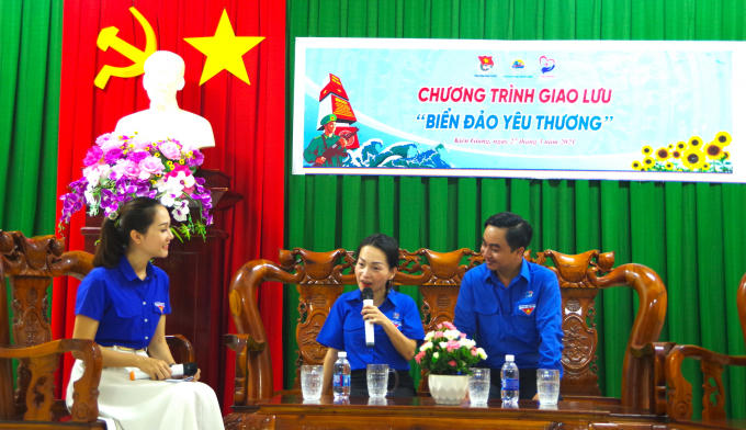 Nhà văn Trần Trà My (giữa) và Bí thư Tỉnh Đoàn Trần Quốc Duy (phải) trao nhiều thông điệp đầy ý nghĩa đến các khán giả qua chương trình giao lưu “Biển đảo yêu thương”