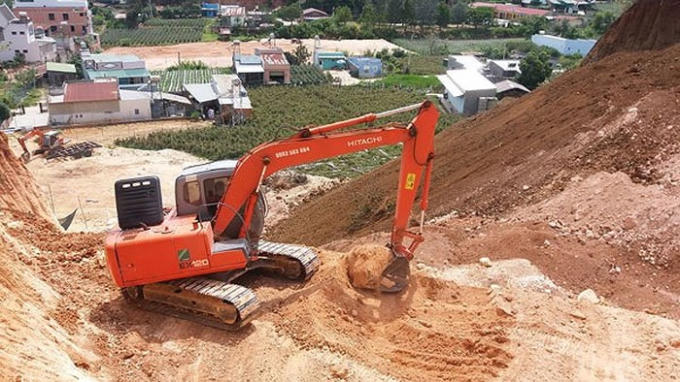 Phát hiện phương tiện san gạt đất trái phép.