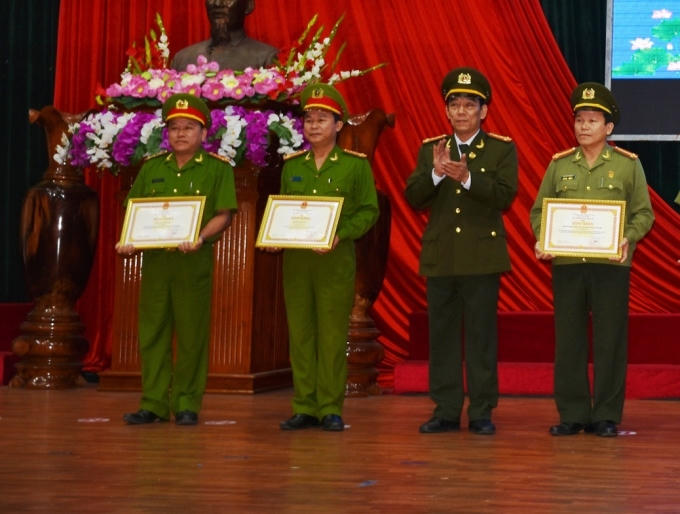 Đại tá Đinh Xuân Nghĩ (ngoài cùng bên trái), đại diện Công an TP. Hội An nhận bằng khen của Bộ Công an.