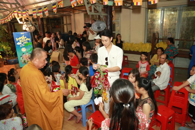 Tình cảm của các nghệ sĩ khiến Trung thu yêu thương ấm áp hơn.