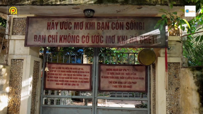 Xóm trọ này do vợ chồng bà Sao và ông Kê quản lý trực tiếp, dưới dự chỉ đạo của một nhân vật bí ẩn, được gọi là Thầy y Lương. Bảo vệ xóm trọ là Nguyên lợn – tay chân thân tín của vợ chồng Sao – Kê, chuyên giữ an ninh của xóm trọ, quản lý người ra – vào và giúp vợ chồng Sao – Kê xử lý những rắc rối tại đây.