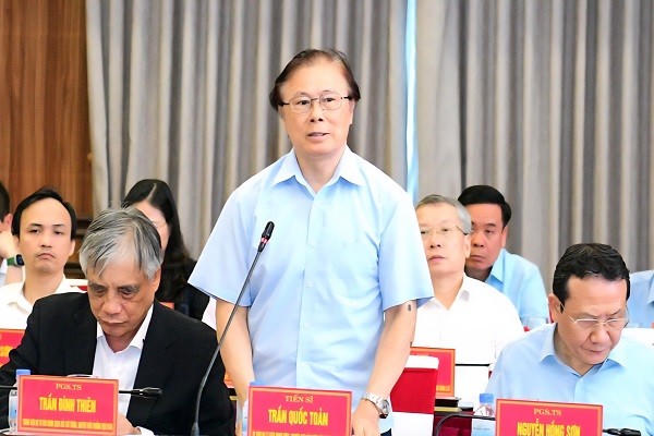 PGS. TS Trần Quốc Toản, nguyên Phó Chủ nhiệm Văn phòng Chính phủ, nguyên Uỷ viên Hội đồng Lý luận Trung ương phát biểu tại Hội thảo.