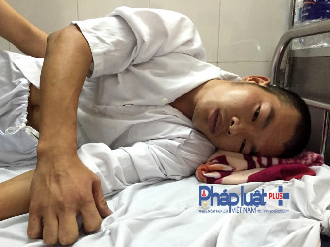 Anh Nguyễn Văn Tiến vẫn chưa nhận thức được sự việc đang diễn ra xung quanh mình.