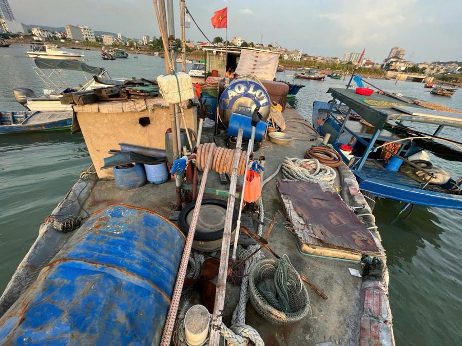 Phương tiện chở dầu không rõ nguồn gốc