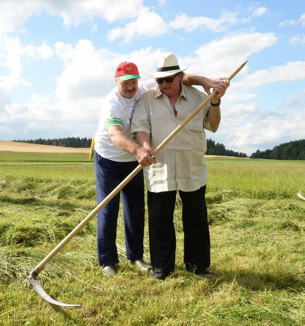 Tổng thống Belarus Alexander Lukashenko (trái) và nam diễn viên Gerard Depardieu (phải) cắt cỏ tại thị trấn Ostroshitsky. (Ảnh: TASS)