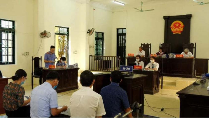 Phiên tòa nóng ở phần tranh tụng với quan điểm luật sư cho rằng Công an thị xã Bỉm Sơn sử dụng tài liệu chứng cứ là giấy photo, không có chữ ký giáp lai là thiếu thuyết phục.