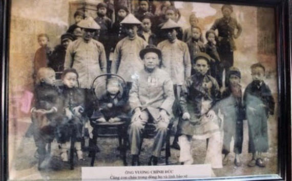 Ông Vương Chính Đức cùng các con cháu của mình (Ảnh: Gia đình ông Vương Duy Bảo cung cấp).