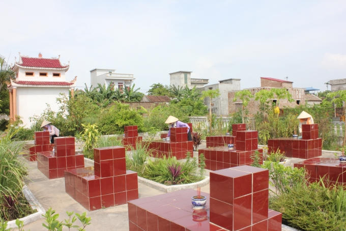 Những ngôi mộ đều sạch sẽ, nhờ bàn tay chăm sóc dọn dẹp của ba người vợ liệt sĩ suốt 8 năm qua.