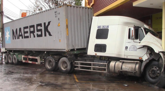 Xe container lao vào cửa hàng tôn bên đường sau va chạm