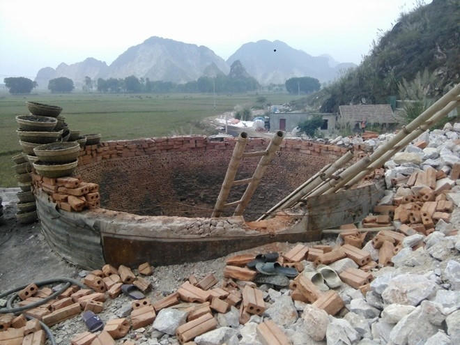 Hiện trường lò vôi, nơi xảy ra vụ tai nạn thương tâm.