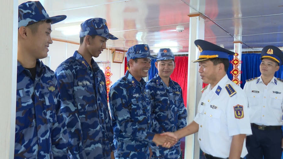 Đại tá Trần Nguyên Lai – Phó Tư lệnh, Tham mưu trưởng BTL Vùng Cảnh sát biển 4 động viên cán bộ, chiến sĩ trước khi lên đường thực hiện nhiệm vụ