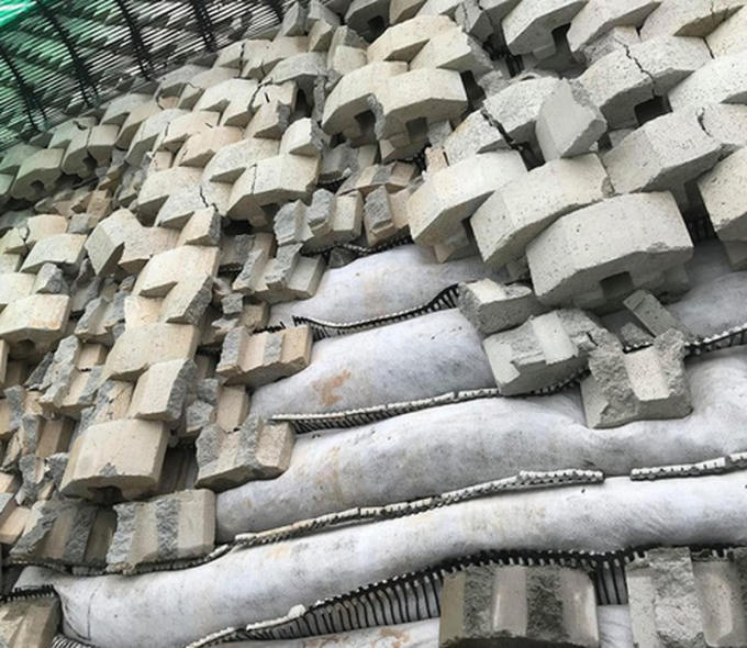 Tường thành khổng lồ trái phép ở Nha Trang bắt đầu đổ