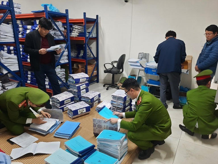 Lực lượng chức năng tiến hành khám xét khẩn cấp.