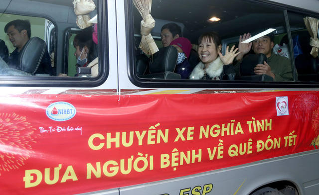 Đúng 10h30, xe chuyển bánh đưa các bệnh nhân về ăn Tết.