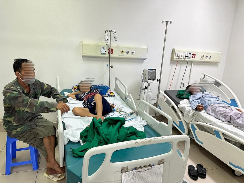 Hai bệnh nhân ở Bắc Kạn được chẩn đoán viêm màng não do não mô cầu đang điều trị tại Bệnh viện Bệnh Nhiệt đới Trung ương. Ảnh: BVCC