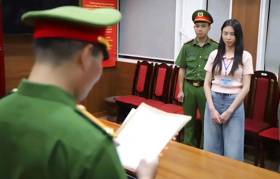 Bộ Công an tống đạt quyết định khởi tố hoa hậu Thùy Tiên.