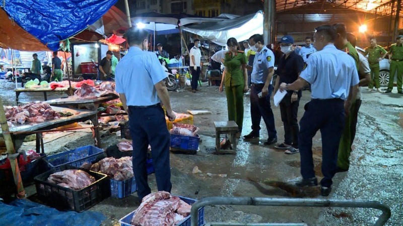Lực lượng chức năng kiểm tra kiot kinh doanh "bẩn" tại khu vực chợ Phùng Khoang. (Ảnh: HanoiGov)