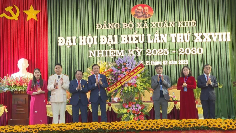 Đảng ủy, HĐND, UBND huyện Lý Nhân tặng hoa chúc mừng Đại hội điểm xã Xuân Khê.