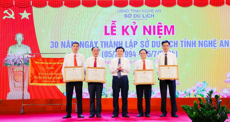 Tặng Bằng khen cho các tập thể, cá nhân của Sở Du lịch.