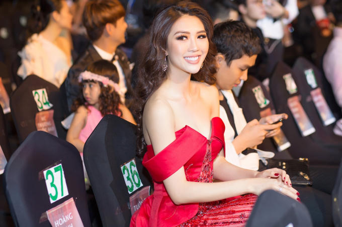 Chiếc váy sử dụng 2 layer, chân váy ôm suôn nhẹ phía bên trong và chiếc tùng lớn xòe phía ngoài cùng chiếc cúp sử dụng kỹ thuật drapping được thể hiện trên nên chất liệu taffta cao cấp được nhập khẩu trực tiếp từ nước ngoài.