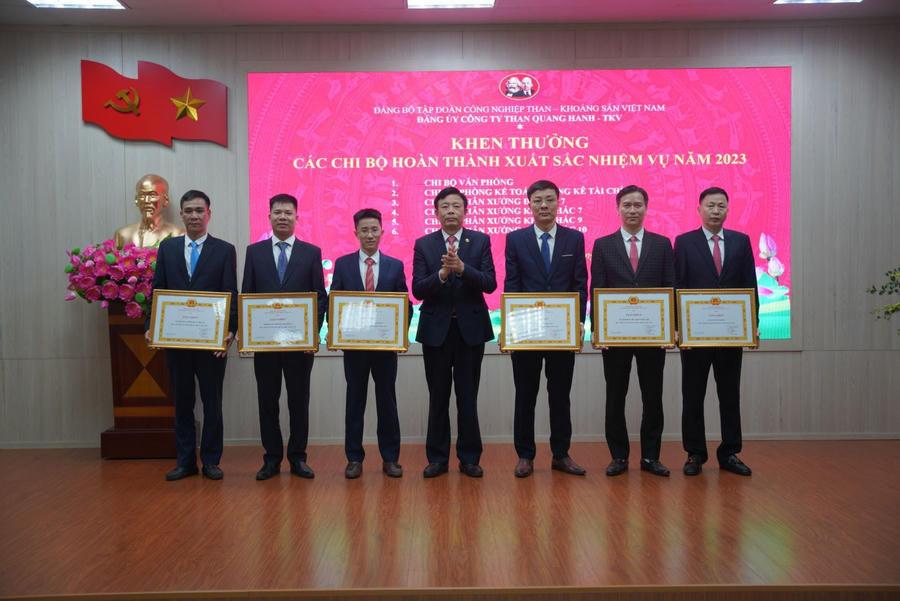 Các Chi bộ hoàn thành xuất sắc nhiệm vụ năm 2023 nhận Giấy khen của Đảng ủy Công ty