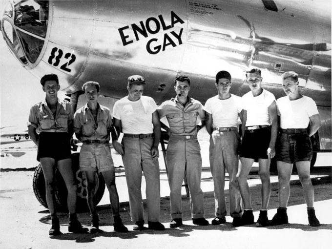 Chiếc B-29 mang tên Enola Gay và phi hành đoàn, những người thả quả bom nguyên tử Little Boy xuống Hiroshima 1945.