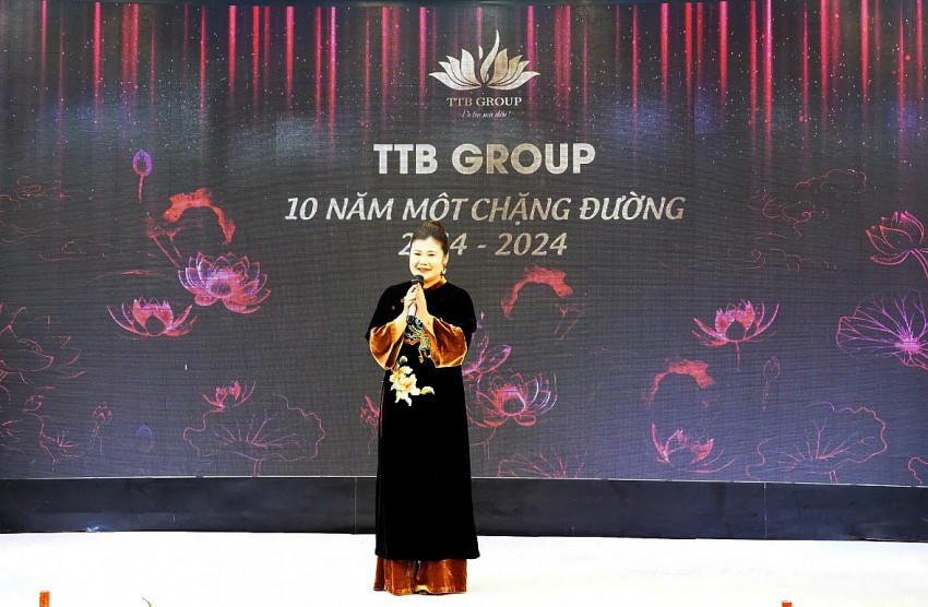 Bà Nguyễn Thị Mai, người sáng lập Công ty TTB Group chia sẻ tại buổi lễ