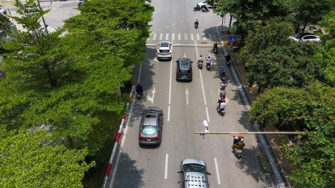 Nút giao thông thí điểm lắp đặt camera AI phạt nguội trên phố Phạm Văn Bạch, Hà Nội.
