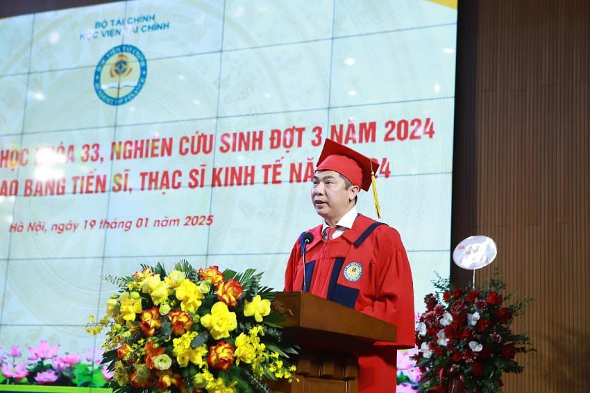 NGƯT. PGS.TS Nguyễn Đào Tùng gửi lời chúc mừng tới các tân tiến sĩ, tân thạc sĩ kinh tế năm 2024.