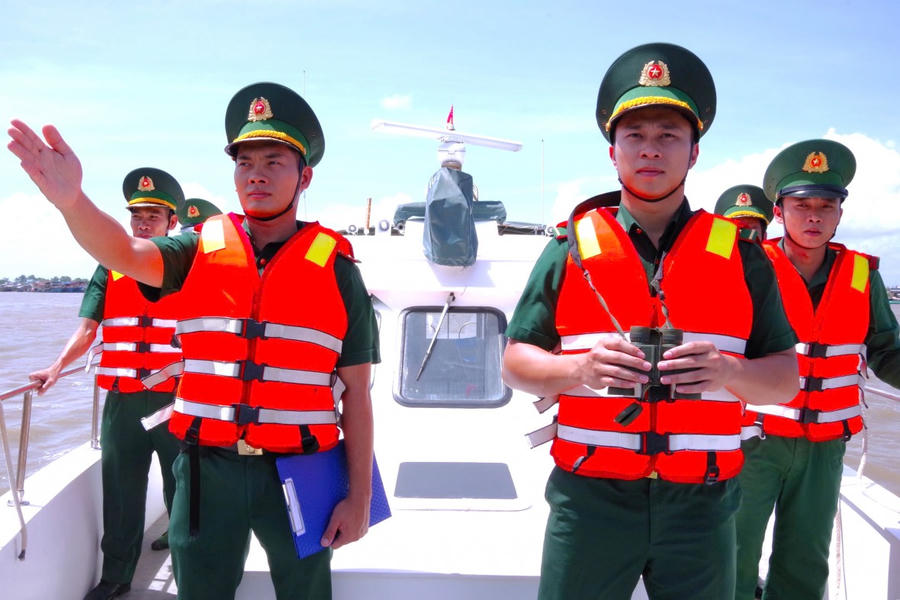 Đồn Biên phòng Sông Đốc (BĐBP Cà Mau) tăng cường tuần tra, kiểm soát chặt chẽ người, phương tiện ta vào làm ăn trên biển.