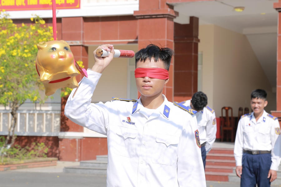 Căng thẳng giây phút bịt mắt đập heo đất