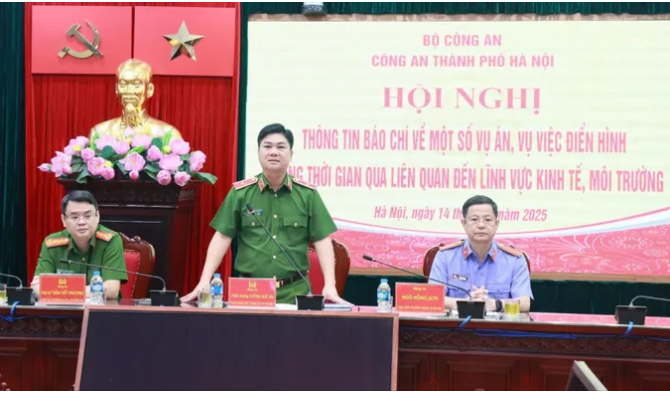 Thiếu tướng Dương Đức Hải chủ trì buổi cung cấp thông tin.