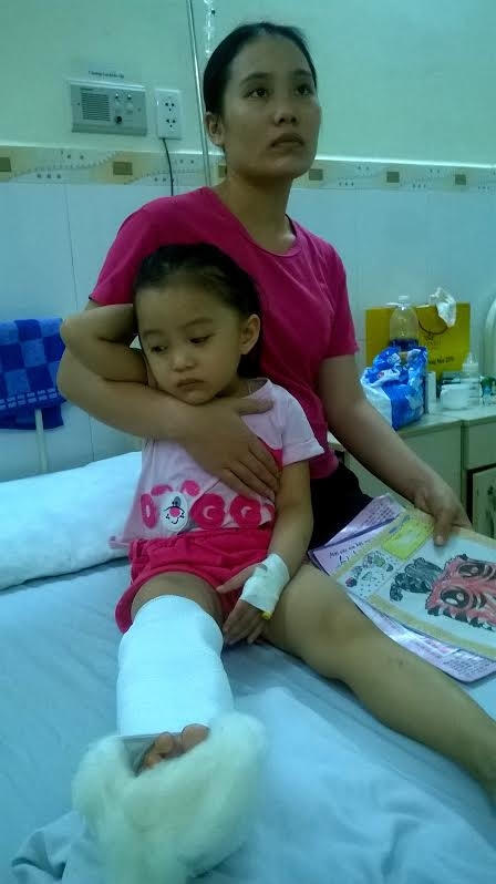Cháu Ngọc Anh bị côn đồ chém đứt gân bàn chân.