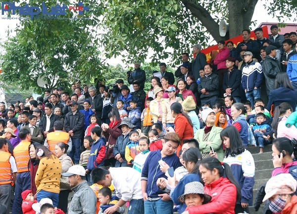 Hàng nghìn người dân háo hức đến xem lễ hội.