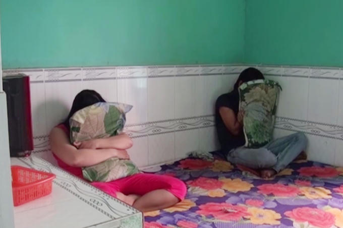 Một đôi nam nữ trong phòng bị công an đột kích bắt quả tang.