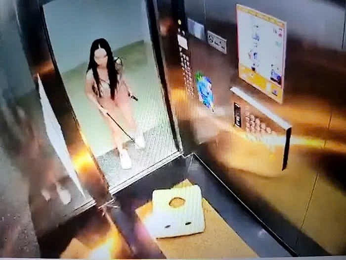 Hình ảnh do camera ghi lại cảnh người phụ nữ có hành vi gây nguy hiểm.