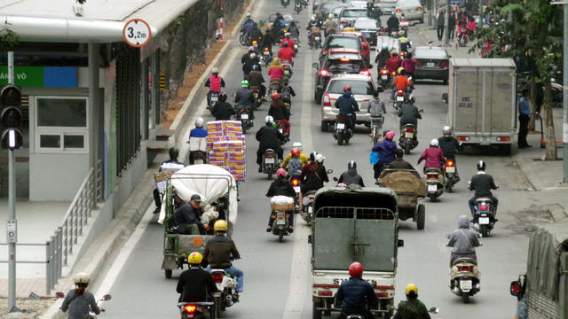 Theo phương án phân luồng, tổ chức giao thông, xe buýt nhanh chạy ở làn đường riêng trên hầu hết tuyến Kim Mã - Bến xe Yên Nghĩa, chỉ một số đoạn ngắn chạy chung với phương tiện khác, gồm đoạn Yên Nghĩa - ngã ba Ba La, Giang Văn Minh - Kim Mã và Kim Mã - Giảng Võ. Tuy nhiên, theo ghi nhận của PV Dân trí, rất nhiều ô tô, xe máy vẫn vô tư lưu thông trên làn đường dành riêng cho xe buýt nhanh.