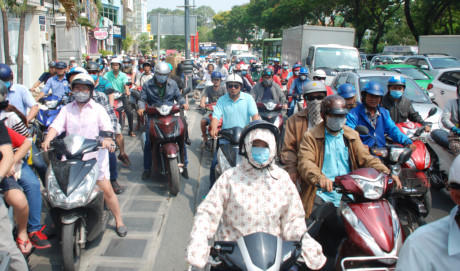 Biển người về qu&ecirc; ăn tết, đường v&agrave;o s&acirc;n bay T&acirc;n Sơn Nhất kẹt cứng