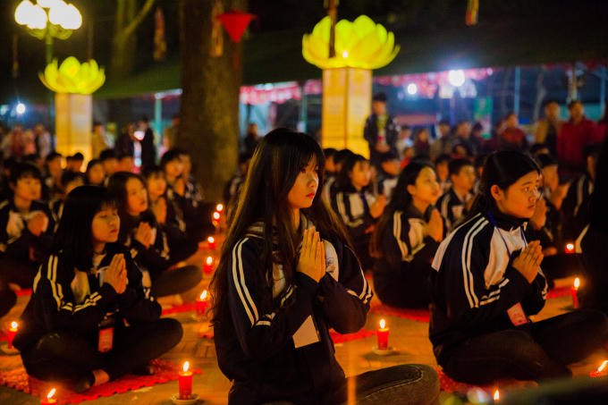 Hàng trăm học sinh kính cẩn hướng về Đức Phật.