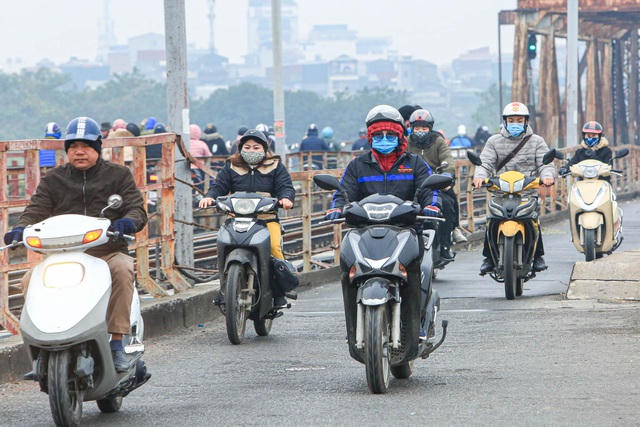 Khu vực Hà Nội chiều và đêm nay có mưa nhỏ, trời rét đậm. Từ đêm nay, trời chuyển rét hại với nhiệt độ thấp nhất phổ biến 8-10 độ.