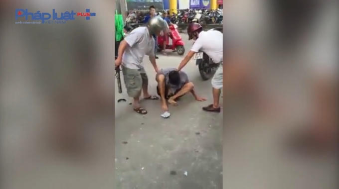 Mặc d&ugrave; đ&atilde; c&ograve;ng 1 tay khống chế đối tượng nhưng vẫn để đối tượng chạy mất.