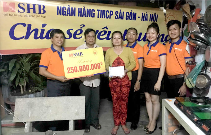 Số tiền 250 triệu đồng đã được SHB trao tặng kịp thời cho gia đình thủ môn Đặng Ngọc Tuấn có thêm chi phí chữa bệnh cho mẹ