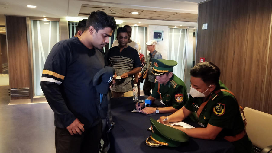 Đội Thủ tục, Ban Chỉ huy Biên phòng Cửa khẩu Cảng Bà Rịa-Vũng Tàu kiểm soát và đóng dấu nhập cảnh hộ chiếu cho du khách trên tàu Spectrum of the Seas trước khi tàu cập cảng.