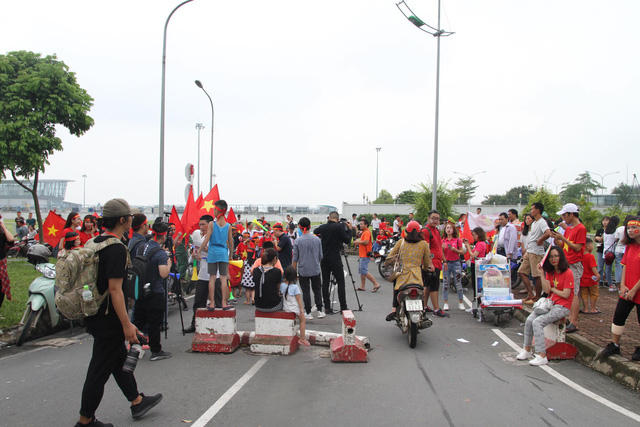 H&igrave;nh ảnh c&aacute;c tuyển thủ Olympic Việt Nam về đến H&agrave; Nội