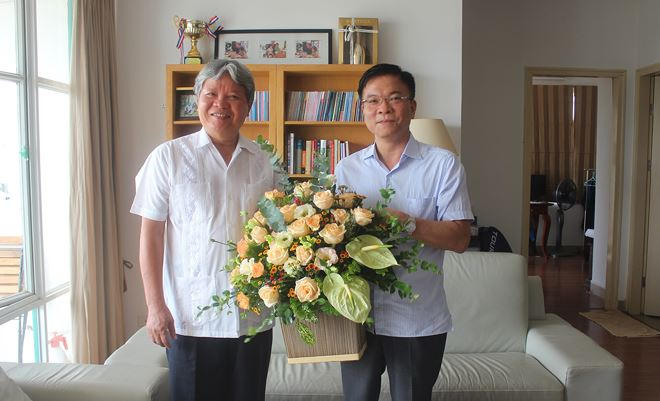 Bộ trưởng Lê Thành Long thăm hỏi và chúc sức khỏe nguyên Bộ trưởng Hà Hùng Cường.