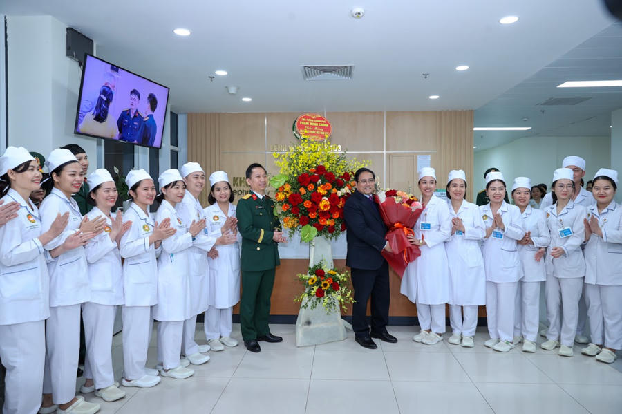 Thủ tướng tặng hoa chúc mừng các y bác sỹ Bệnh viện 103 nhân kỷ niệm 70 năm
Ngày Thầy thuốc Việt Nam (27/2/1955 – 27/2/2025) Ảnh: Nhật Bắc