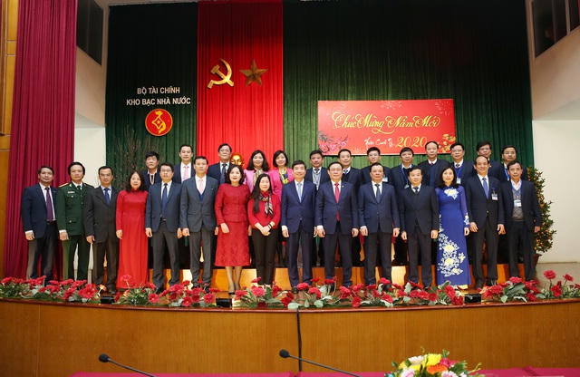 Phó Thủ tướng khai xuân tại Kho bạc Nhà nước Việt Nam sáng 30/1.