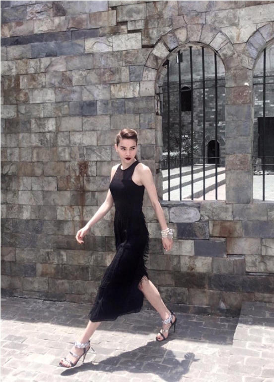 Chiếc váy đen có chết liệu bằng lông này khiến cho HLV của The Face thực sự nổi bật và sang trọng.